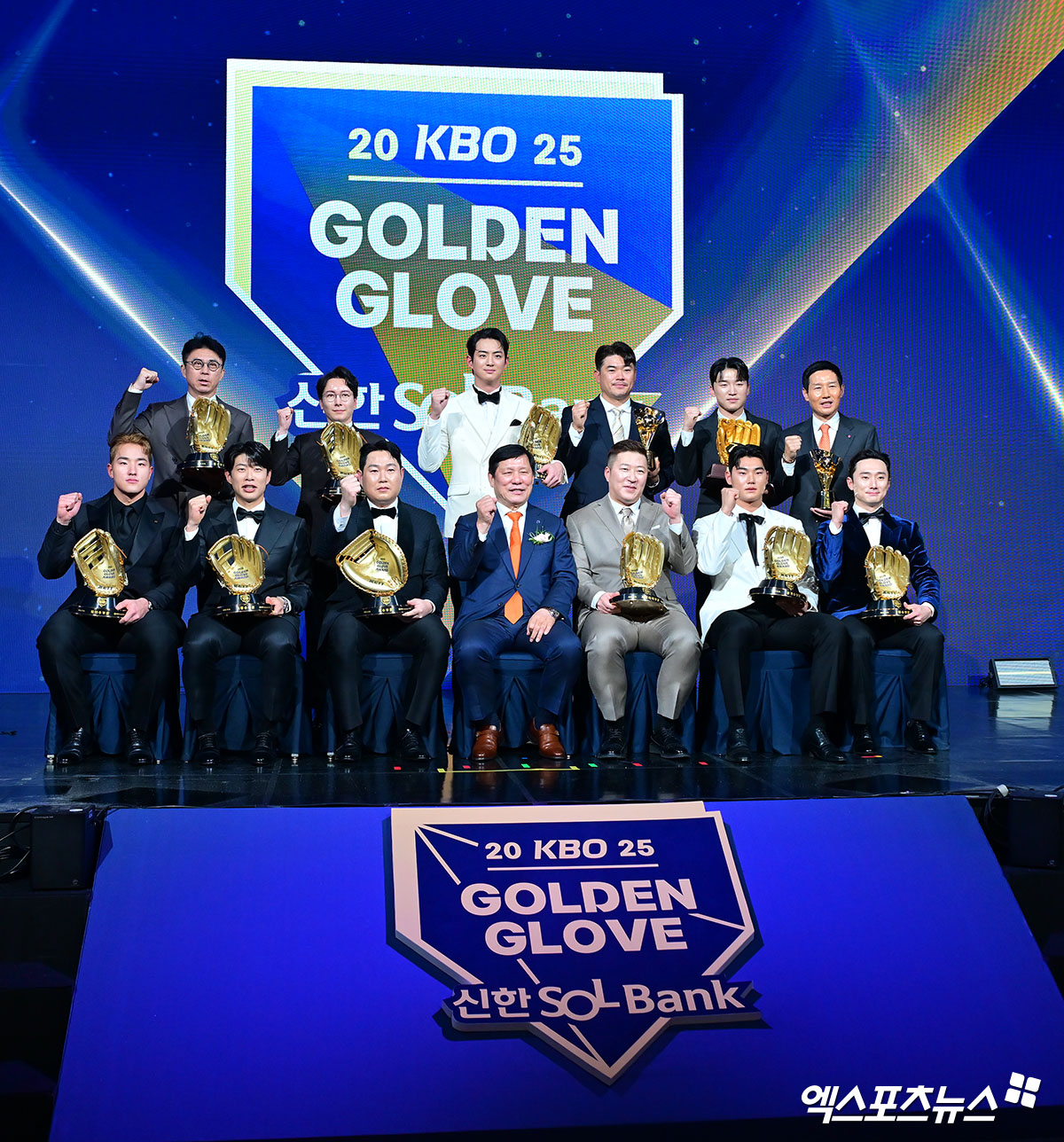 지난 9일 서울 송파구 롯데호텔 월드 크리스탈 볼룸에서 열린 '2025 신한 SOL뱅크 KBO 골든글러브 시상식'에서 수상자들이 기념 촬영을 하고 있다. 사진 엑스포츠뉴스 DB