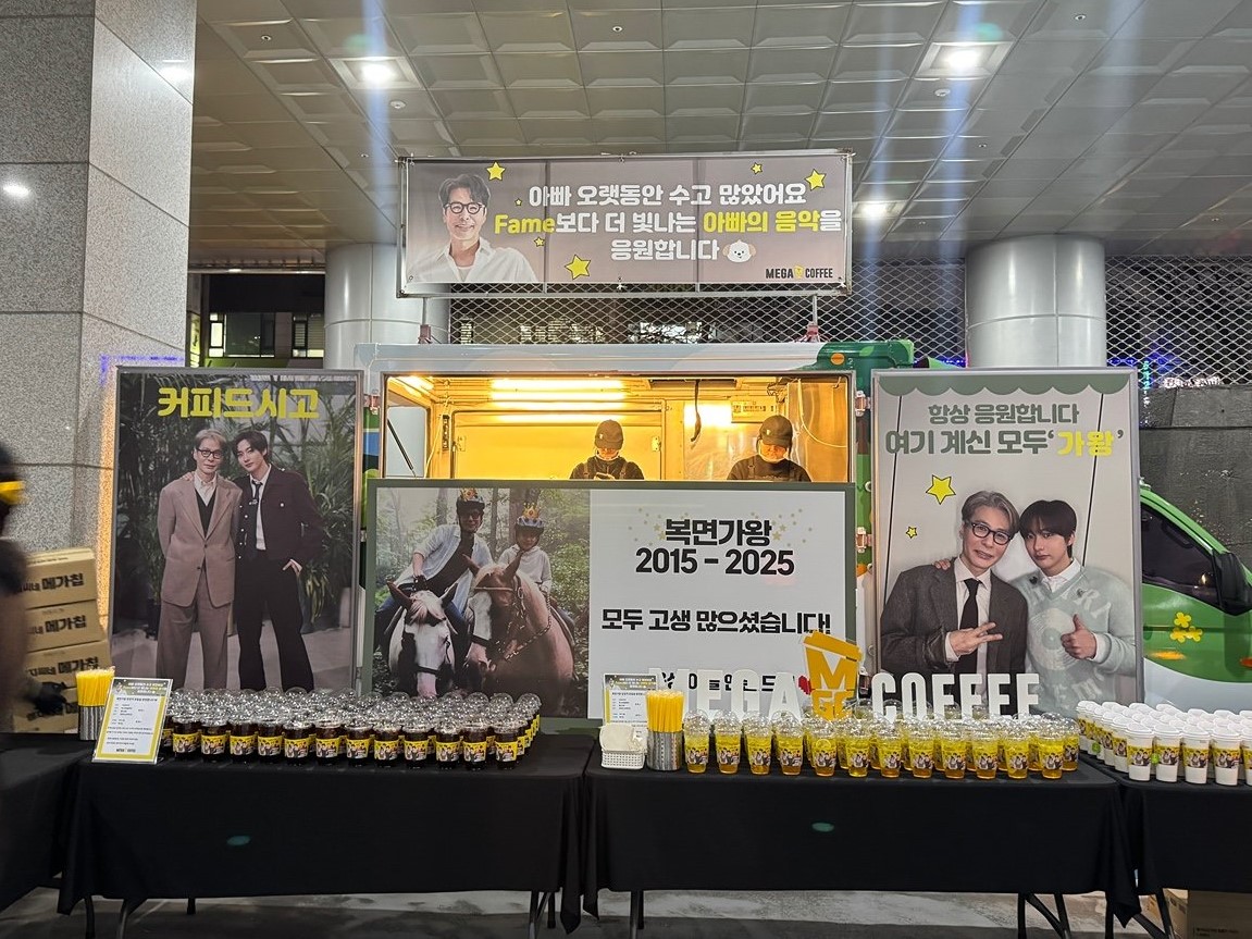 사진 = 온라인 커뮤니티, 앤톤 '복면가왕' 커피차