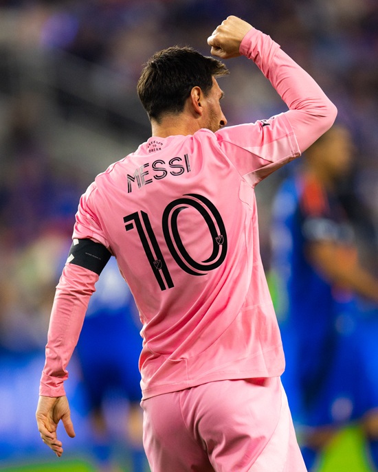 축구의 신 리오넬 메시가 2시즌 연속 미국 메이저리그사커(MLS) 최우수 선수로 선정되면서 리그 역사를 새로 썼다. 손흥민은 LAFC 입단 후 경기당 1개 이상의 공격 포인트를 올렸기 때문에 전체 일정을 소화하게 되는 다음 시즌에는 메시를 넘고 MLS 시즌 MVP를 수상할 가능성이 충분하다. MLS