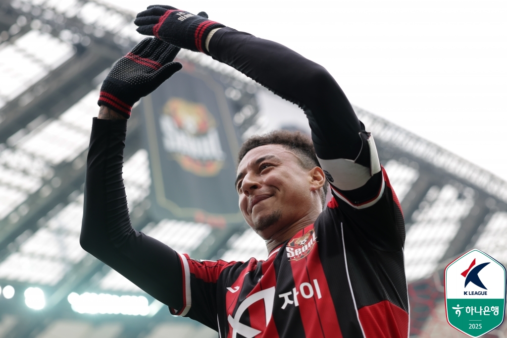 2025시즌을 끝으로 서울과의 계약이 만료되는 린가드의 계약 조건에는 연장 옵션이 포함되어 있었지만, 구단 측에서는 새로운 도전을 원하는 린가드의 의사를 받아들이고 그가 그동안 팀을 위해 헌신했던 점 등을 고려해 린가드의 연장 옵션을 발동시키지 않고 그의 미래를 응원하기로 결정한 것으로 전해졌다. 멜버른 시티전은 그의 FC서울 고별전이다. 사진 한국프로축구연맹