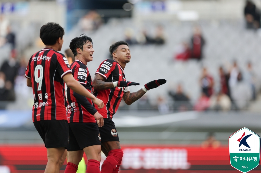 2025시즌을 끝으로 서울과의 계약이 만료되는 린가드의 계약 조건에는 연장 옵션이 포함되어 있었지만, 구단 측에서는 새로운 도전을 원하는 린가드의 의사를 받아들이고 그가 그동안 팀을 위해 헌신했던 점 등을 고려해 린가드의 연장 옵션을 발동시키지 않고 그의 미래를 응원하기로 결정한 것으로 전해졌다. 멜버른 시티전은 그의 FC서울 고별전이다. 사진 한국프로축구연맹