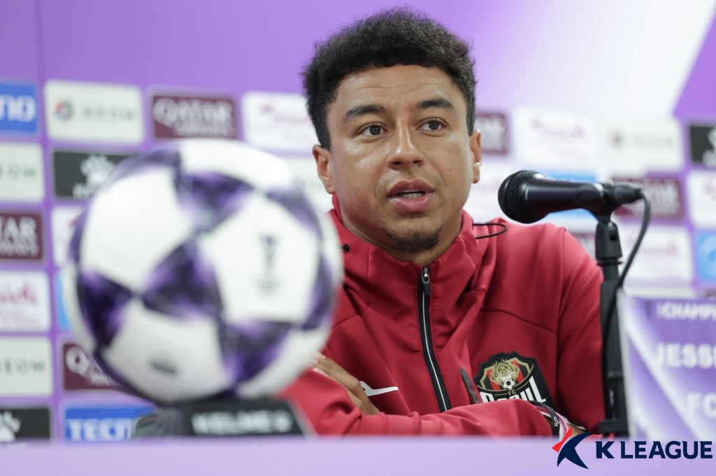 2025시즌을 끝으로 서울과의 계약이 만료되는 린가드의 계약 조건에는 연장 옵션이 포함되어 있었지만, 구단 측에서는 새로운 도전을 원하는 린가드의 의사를 받아들이고 그가 그동안 팀을 위해 헌신했던 점 등을 고려해 린가드의 연장 옵션을 발동시키지 않고 그의 미래를 응원하기로 결정한 것으로 전해졌다. 멜버른 시티전은 그의 FC서울 고별전이다. 사진 한국프로축구연맹