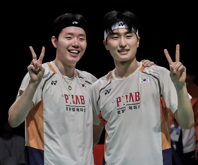 세계배드민턴연맹(BWF)이 2025시즌 마지막 대회인 'HSBC BWF 월드투어 파이널'을 앞두고 공식 홈페이지를 통해 각 종목 전망을 내놓았다. 이 중 한국 배드민턴이 역대급 성과를 거둘 가능성에 국제 배드민턴계의 이목이 집중되고 있다. 특히 여자 단식의 안세영, 남자 복식의 서승재–김원호 조가 앞둔 기록을 두고 BWF는 '역사를 눈앞에 둔 한국'이라는 제목의 기사를 통해 비중 있게 다뤘다. 사진 BWF