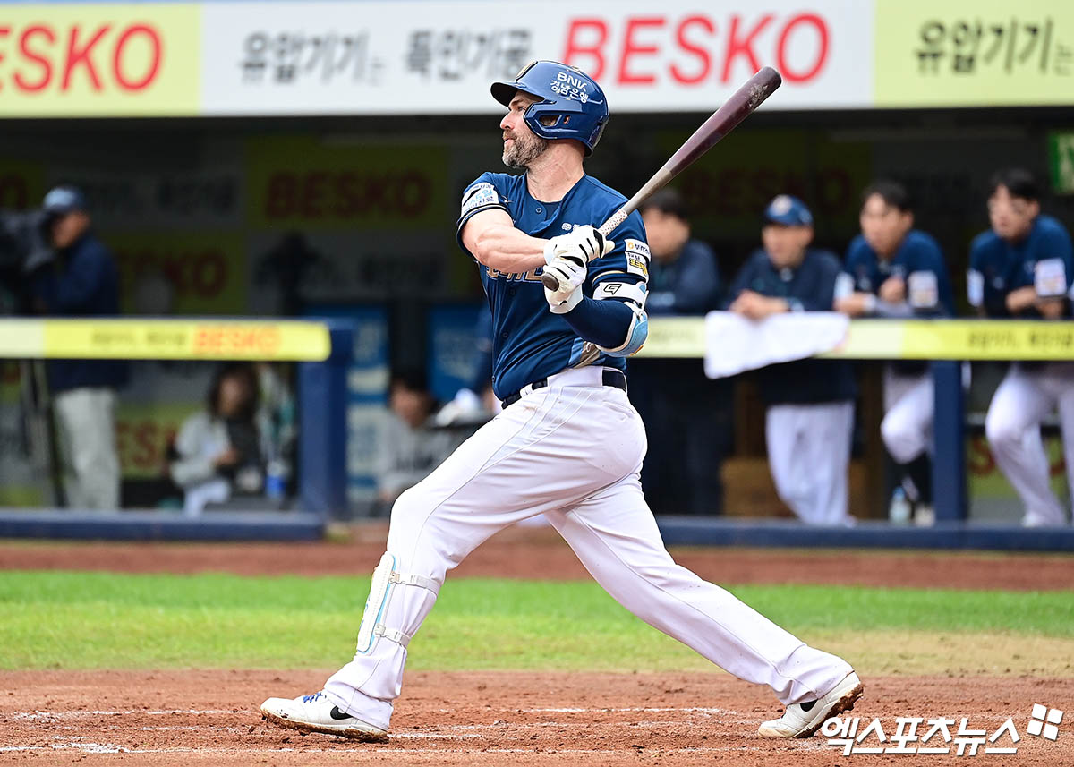 NC 다이노스가 11일 기존 외국인 타자 맷 데이비슨과 외국인 투수 라일리 톰슨과의 2026시즌 재계약을 확정했다. 데이비슨은 1년 총액 130만 달러를 받고 라일리는 1년 총액 125만 달러를 받는다. NC는 같은 날 새 외국인 투수 커티스 테일러 영입과 함께 2026시즌 외국인 선수 구성을 마무리했다. 엑스포츠뉴스 DB