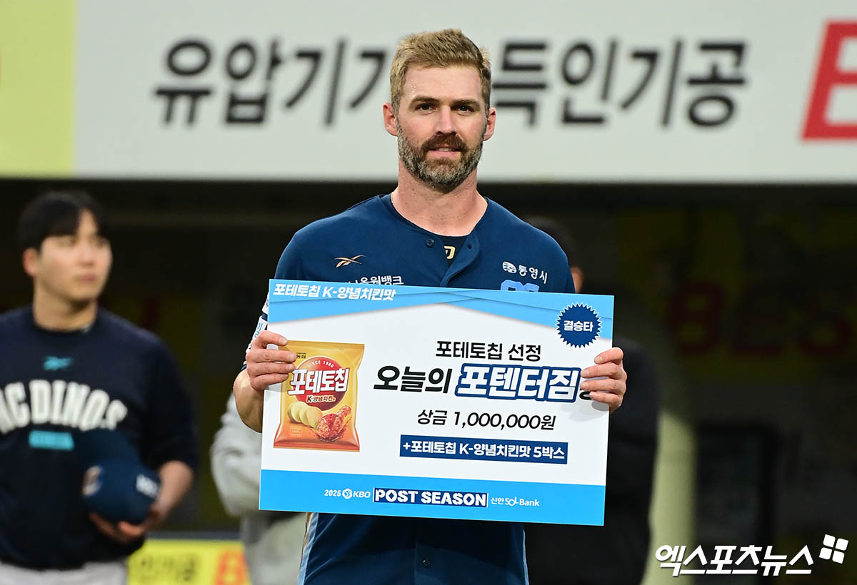 NC 다이노스가 11일 기존 외국인 타자 맷 데이비슨과 외국인 투수 라일리 톰슨과의 2026시즌 재계약을 확정했다. 데이비슨은 1년 총액 130만 달러를 받고 라일리는 1년 총액 125만 달러를 받는다. NC는 같은 날 새 외국인 투수 커티스 테일러 영입과 함께 2026시즌 외국인 선수 구성을 마무리했다. 엑스포츠뉴스 DB