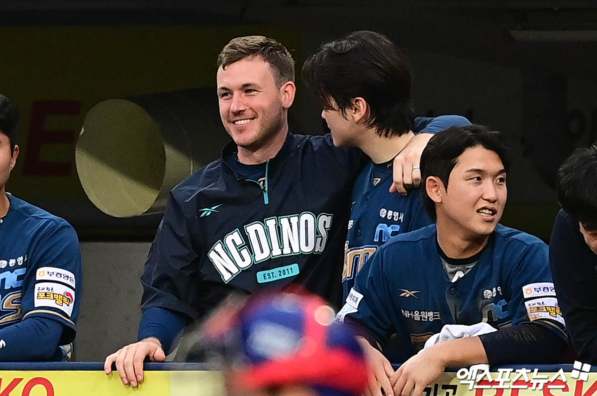 NC 다이노스가 11일 기존 외국인 타자 맷 데이비슨과 외국인 투수 라일리 톰슨과의 2026시즌 재계약을 확정했다. 데이비슨은 1년 총액 130만 달러를 받고 라일리는 1년 총액 125만 달러를 받는다. NC는 같은 날 새 외국인 투수 커티스 테일러 영입과 함께 2026시즌 외국인 선수 구성을 마무리했다. 엑스포츠뉴스 DB