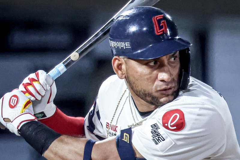 2년 연속 KBO리그 최다 안타 타이틀을 차지한 롯데 자이언츠 외국인 타자 빅터 레이예스가 재계약을 체결, 3년 연속 한국에서 뛰게 됐다. 사진 롯데 자이언츠