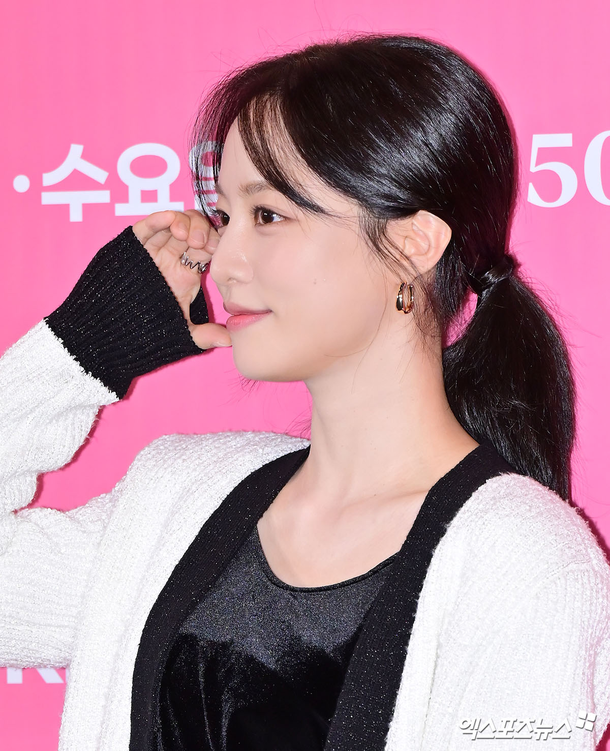 배우 배윤경이 포즈를 취하고 있다.