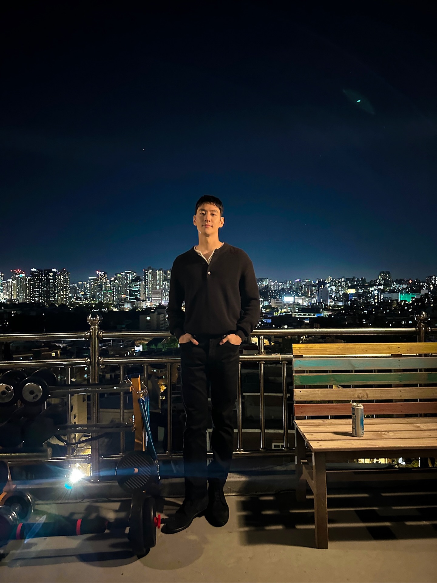 옅은 미소의 이제훈