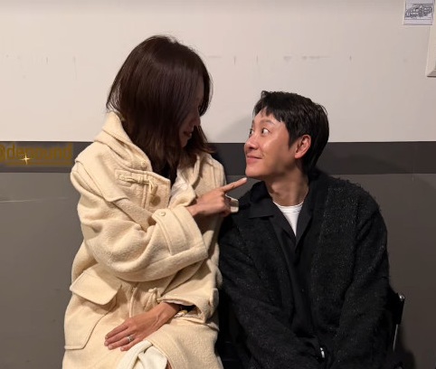 공효진이 공개한 '윗집 사람들' 김동욱과의 근황.