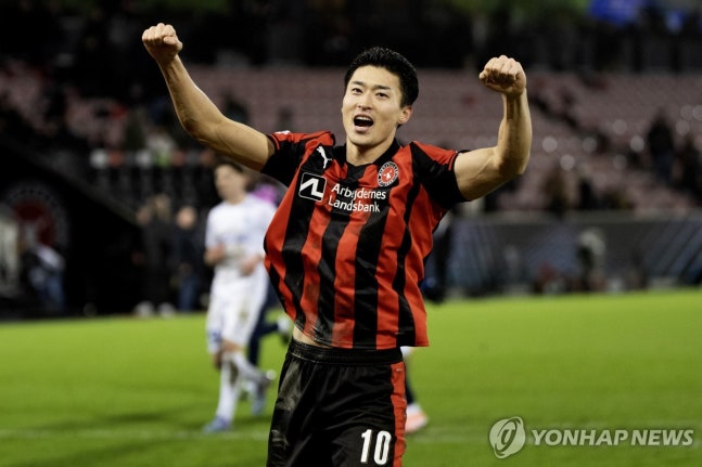 조규성이 오현규오의 한국 국가대표 스트라이커 맞대결서 완승을 거뒀다. 유럽축구연맹(UEFA) 유로파리그 경기에서 결승골을 터뜨리며 소속팀 미트윌란의 승리를 이끌었다. 조규성과 이한범이 각각 미트윌란의 최전방 공격수와 센터백으로 선발 출전해 풀타임을 뛰었고, 오현규 역시 헹크의 원톱으로 선발 출전해 후반 39분 교체될 때까지 84분을 소화했다. 연합뉴스