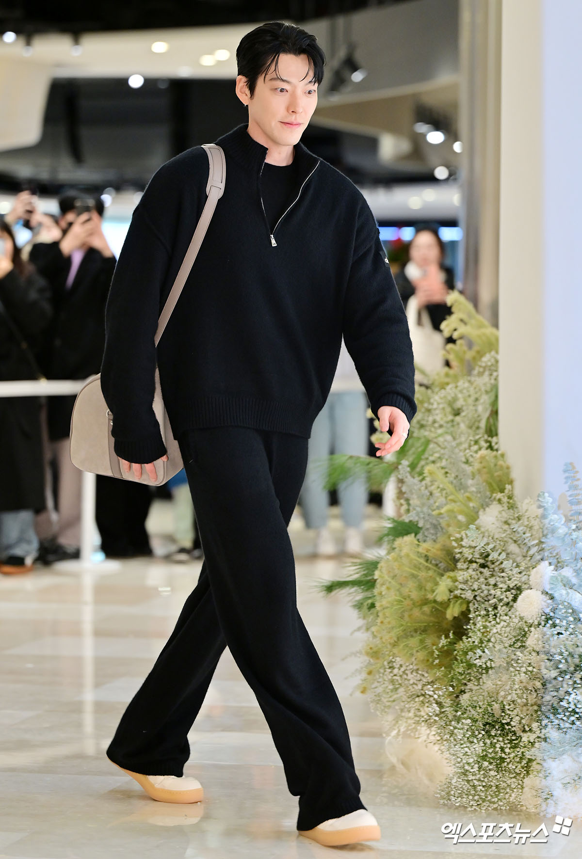 김우빈이 포즈를 취하고 있다.