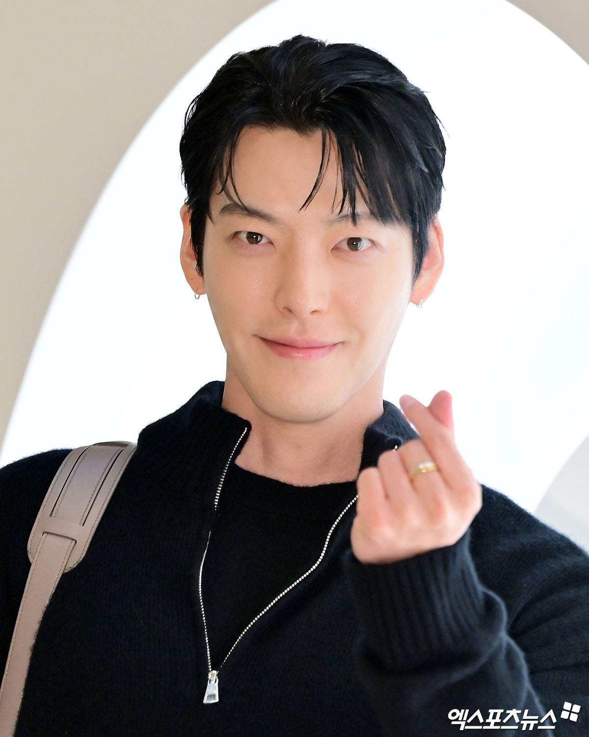 김우빈이 포즈를 취하고 있다.