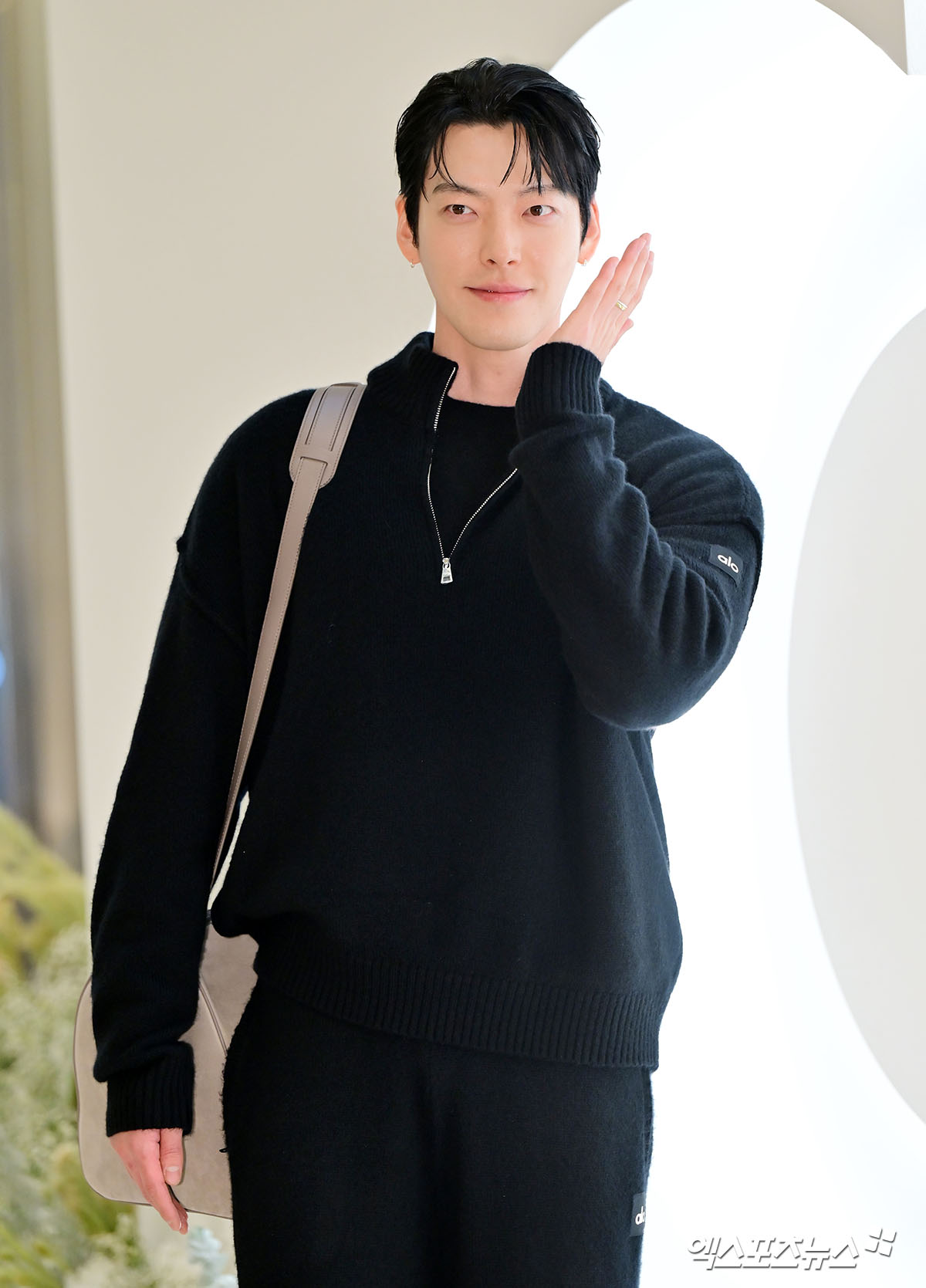 김우빈이 포즈를 취하고 있다.