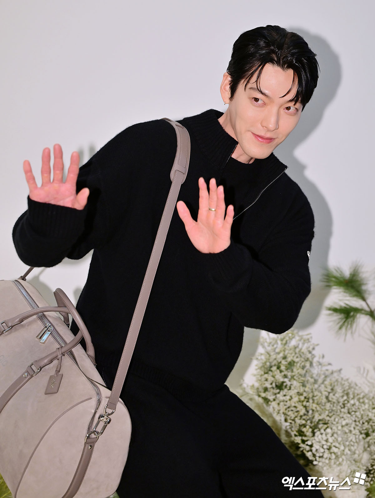 김우빈이 포즈를 취하고 있다.