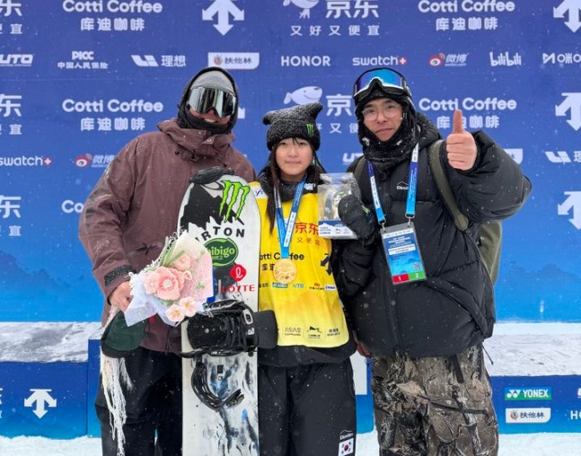 한국의 '스노보드 유망주' 최가온(세화여고)이 국제스키연맹(FIS) 스노보드 월드컵 여자 하프파이프 대회에서 금메달을 목에 걸었다. 10명 중 최하위인 10위로 2차 시기를 시작했던 최가온은 2차 시기에서 92.75점의 고득점을 따내면서 단숨에 1위로 올라섰고, 구도 리세(일본)를 따돌리며 금메달을 획득했다. 2008년생 최가온이 FIS 월드컵에서 정상에 오른 것은 지난 2013년 12월 미국 대회 이후 이번이 두 번째다. 사진 대한스키·스노보드협회