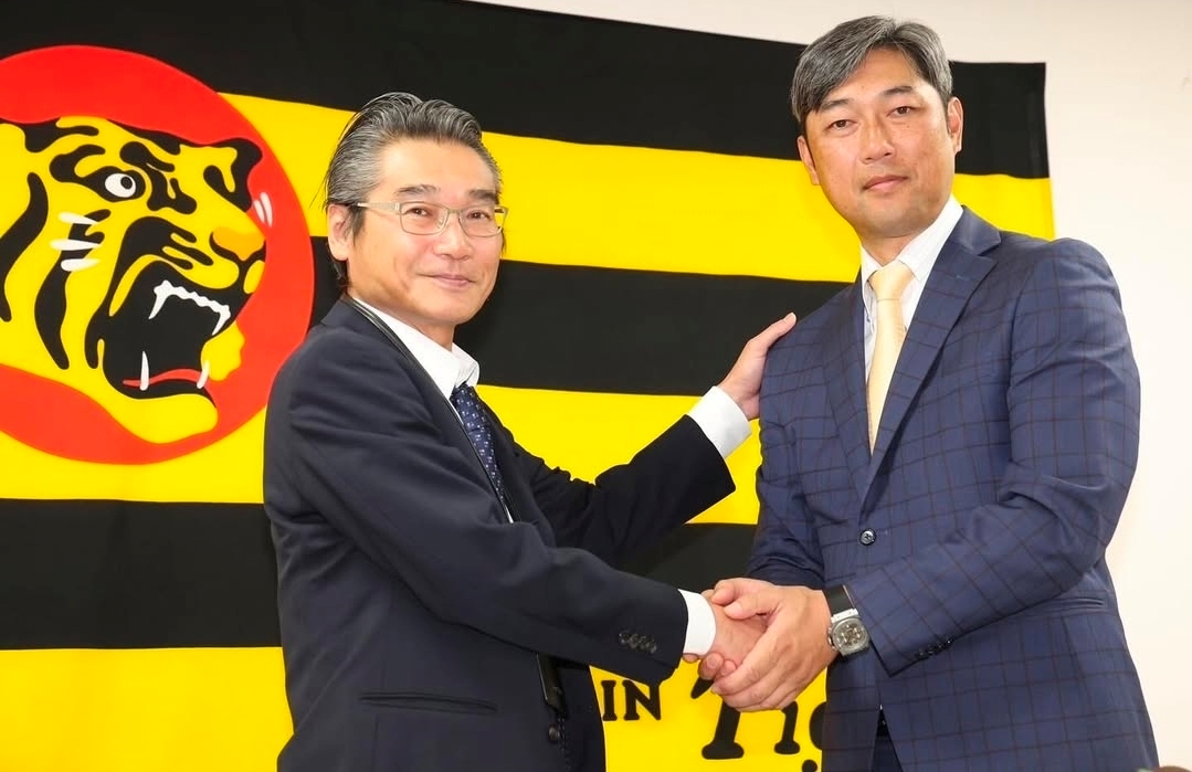 롯데 자이언츠가 12일 보도자료를 통해 일본프로야구(NPB) 한신 타이거즈에서 투수코치로 지냈던 카네무라 코치를 투수 총괄 코디네이터로 영입했다고 알렸다. 1976년생인 카네무라 코치는 NPB 닛폰햄 파이터즈, 한신에서 선수로 활동했으며, 2016~2022시즌, 2024~2025시즌 한신 투수코치로 선수들을 지도했다. 카네무라 SNS