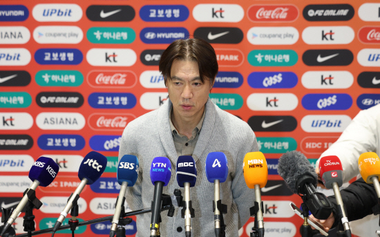 홍명보 대한민국 축구대표팀 감독이 12일 인천국제공항을 통해 귀국한 뒤 인터뷰에 응하고 있다. 연합뉴스