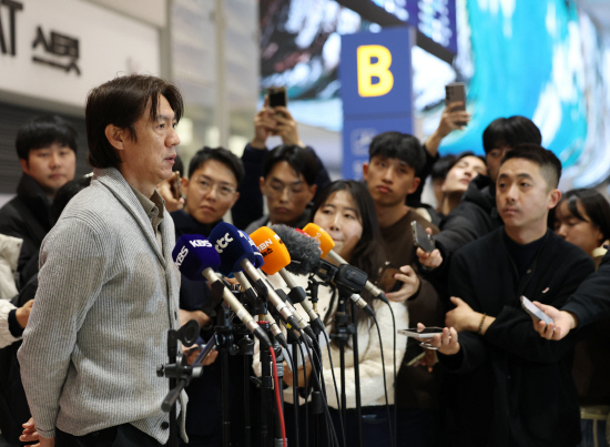 홍명보 대한민국 축구대표팀 감독이 12일 인천국제공항을 통해 귀국한 뒤 인터뷰에 응하고 있다. 연합뉴스