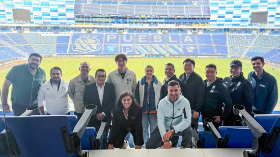 홍명보 대한민국 축구대표팀 감독이 지난 10일 대표팀의 2026 월드컵 본선 베이스캠프 후보지 중 하나인 멕시코 푸에블라의 콰우테모크 경기장을 찾은 뒤 관계자들과 인사하고 있다. 연합뉴스