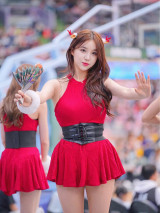 'E컵 치어' 김현영, 코르셋 꽉 조인 노출 산타룩…팬들 혼절 