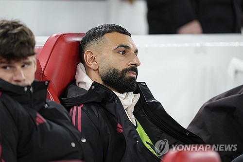 감독과의 불화설, 이적 암시 발언 등으로 안필드를 뒤흔들었던 모하메드 살라가 아르네 슬롯 감독과의 긴급 면담 끝에 브라이턴전 스쿼드에 다시 이름을 올렸다. 구단 경영진과 살라의 에이전트 라미 아바스는 살라가 네이션스컵에 차출된 기간 동안 본격적인 협상 테이블을 차릴 예정이다. 연합뉴스