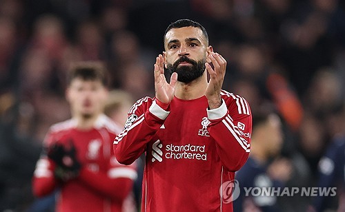 감독과의 불화설, 이적 암시 발언 등으로 안필드를 뒤흔들었던 모하메드 살라가 아르네 슬롯 감독과의 긴급 면담 끝에 브라이턴전 스쿼드에 다시 이름을 올렸다. 구단 경영진과 살라의 에이전트 라미 아바스는 살라가 네이션스컵에 차출된 기간 동안 본격적인 협상 테이블을 차릴 예정이다. 연합뉴스