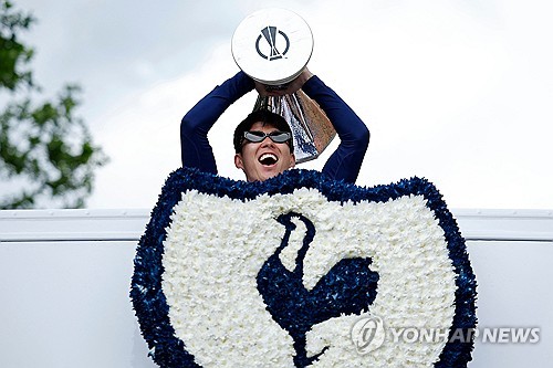 손흥민에게 커리어 첫 우승 트로피를 안겨줬던 브레넌 존슨이 방출 명단에 이름을 올리는 신세가 됐다. 오는 1월 이적시장을 통해 크리스털 팰리스로 향할 가능성이 제기되고 있다. 팰리스는 발목 부상으로 전력에서 이탈한 사르가 내달 아프리카 네이션스컵까지지 참가하게 되면서 전력에 공백이 생긴 상태다. 연합뉴스