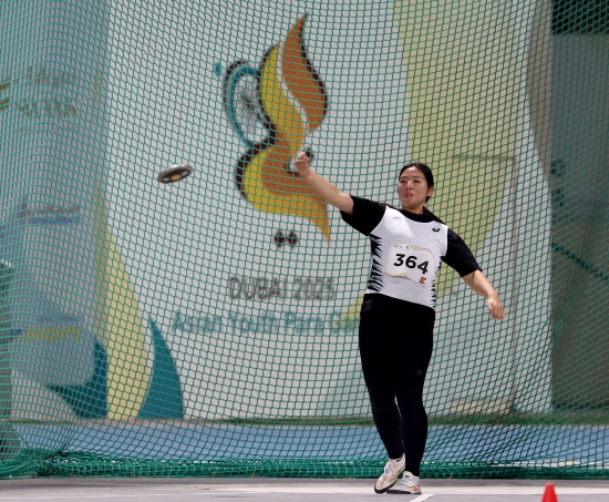 두바이 장애인스포츠클럽에서 열린 2025 두바이 장애인아시아청소년경기대회 여자 원반던지기 F13 종목에서 김지혜가 경기에 임하고 있다.