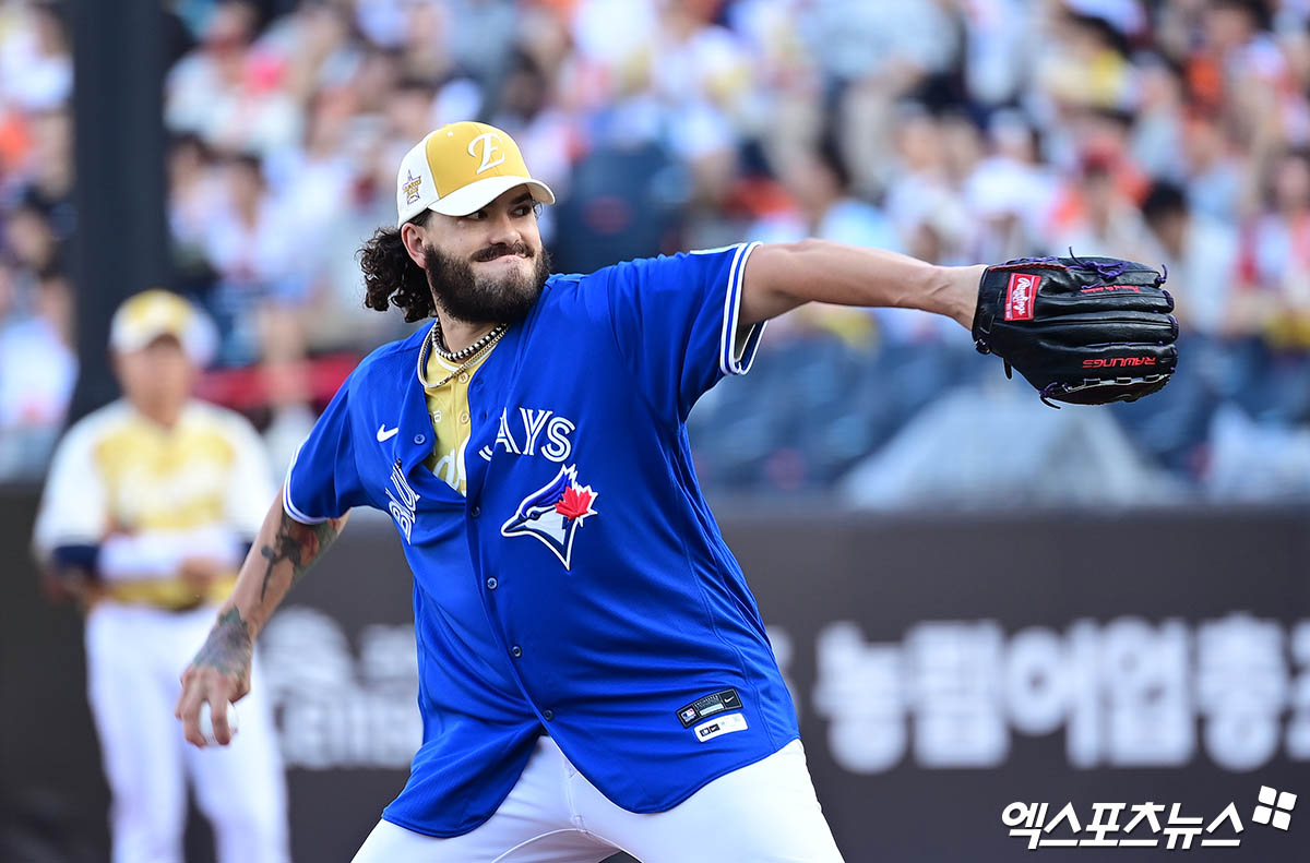 미국 야구통계사이트 팬그래프닷컴이 토론토 블루제이스 투수 코디 폰세가 2026시즌 40경기(선발 24경기) 155이닝 9승 9패 평균자책점 4.00의 성적을 기록할 것으로 내다봤다. 폰세는 2020~2021시즌 빅리그 통산 20경기(선발 5경기) 55⅓이닝 1승 7패 평균자책점 5.86을 올렸다. 엑스포츠뉴스 DB