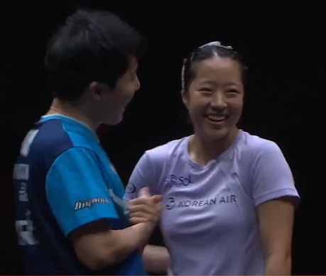 임종훈-신유빈 조가 세계 1위 린스둥-콰이만 조를 13일 3-1로 완파하자 중국 포털 넷이즈는 '세계 1위 조합이 와르르 무너졌다. 린스둥-콰이만 조는 첫 게임을 따내고는 경기 리듬을 완전히 잃었다. 특히 3게임 2-11은 중국 탁구에서 보기 드문 참패였다'고 질타했다. 중국의 다른 포털 소후닷컴은 '2게임에서 한국은 작전 타임이 아니라 마법을 부렸다. 린스둥-콰이만 조는 조별리그에서도 왕추친-쑨잉사 조에 0-3으로 지더니 이번 대회 중국 선수로는 처음으로 다른 나라 선수에 패하는 일을 겪었다'고 분석했다. WTT SNS 하이라이트 캡처