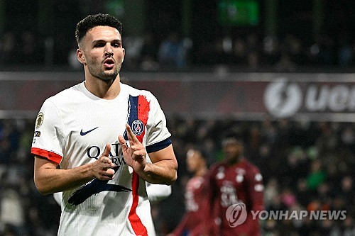 리그 꼴찌를 상대로 선발 출전한 이강인이 택배 크로스로 시즌 3호 도움을 기록하며 소속팀 파리 생제르맹(PSG)의 승리를 이끌었다. 곤살루 하무스의 선제골, 캉탱 은장투의 추가골로 앞서간 PSG는 후반 42분 추격골을 내줬다. 후반 18분 데지레 두에의 쐐기골로 앞서갔으나 후반 막바지 재차 실점했다. 이겼지만 개운치 못한 승리였다. 연합뉴스