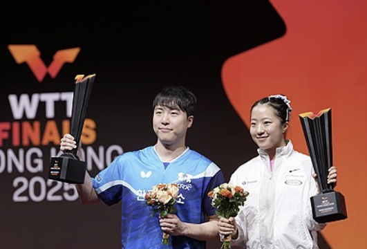 한국 탁구의 혼합복식 간판 조합인 임종훈-신유빈 조가 '세계 최강' 중국의 두 조를 하루 사이에 연파하고 2025년 '왕중왕전' 성격인 월드테이블테니스(WTT) 파이널스 홍콩 2025 우승을 차지했다. 임종훈-신유빈 조는 13일 홍콩에서 열린 대회 혼합복식 결승에서 파리 올림픽과 올해 카타르 도하 세계선수권대회 금메달을 연달아 차지한 왕추친-쑨잉사 조를 게임스코어 3-0으로 완파하고 우승했다. 둘은 우승 뒤 부상 투혼을 발휘한 쑨잉사, 끝까지 최선을 다한 왕추친을 칭찬해 중국 관중의 많은 박수를 받았다. WTT 인스타그램