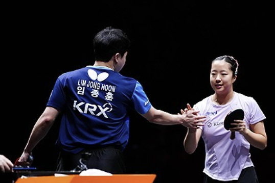 한국 탁구의 혼합복식 간판 조합인 임종훈-신유빈 조가 '세계 최강' 중국의 두 조를 하루 사이에 연파하고 2025년 '왕중왕전' 성격인 월드테이블테니스(WTT) 파이널스 홍콩 2025 우승을 차지했다. 임종훈-신유빈 조는 13일 홍콩에서 열린 대회 혼합복식 결승에서 파리 올림픽과 올해 카타르 도하 세계선수권대회 금메달을 연달아 차지한 왕추친-쑨잉사 조를 게임스코어 3-0으로 완파하고 우승했다. 둘은 우승 뒤 부상 투혼을 발휘한 쑨잉사, 끝까지 최선을 다한 왕추친을 칭찬해 중국 관중의 많은 박수를 받았다. WTT 인스타그램