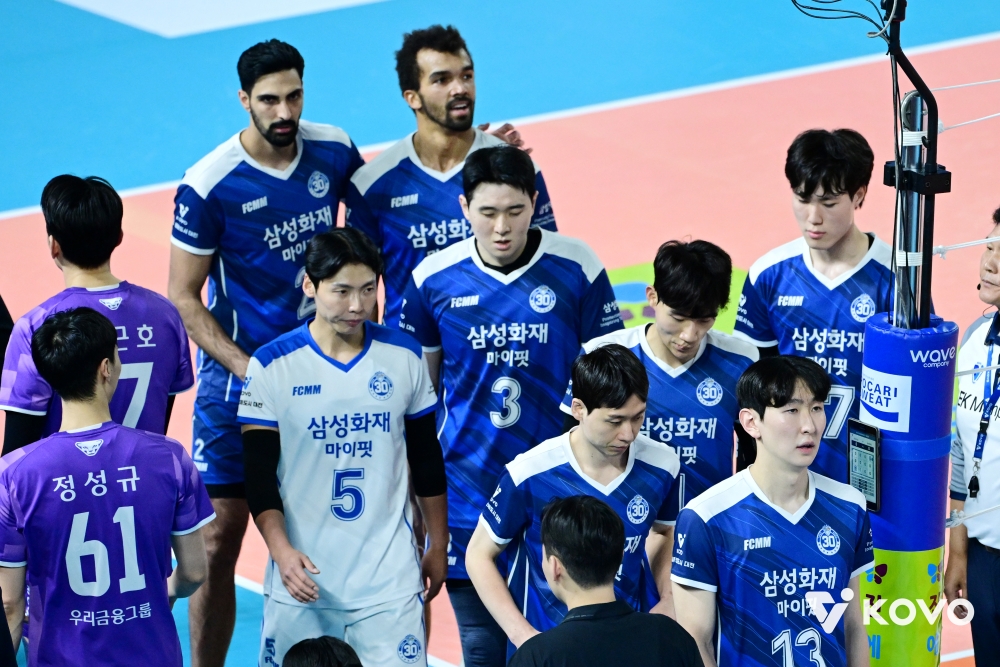 14일 오후 대전 충무체육관에서 열린 '진에어 2025-2026 V-리그' 남자부 3라운드 삼성화재와 우리카드의 경기, 삼성화재 선수들이 반대편 코트로 이동하고 있다. KOVO