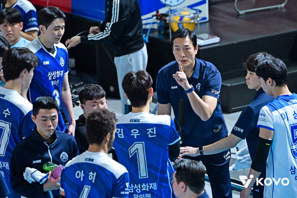 14일 오후 대전 충무체육관에서 열린 '진에어 2025-2026 V-리그' 남자부 3라운드 삼성화재와 우리카드의 경기, 김상우 삼성화재 감독이 선수들에게 작전을 지시하고 있다. KOVO