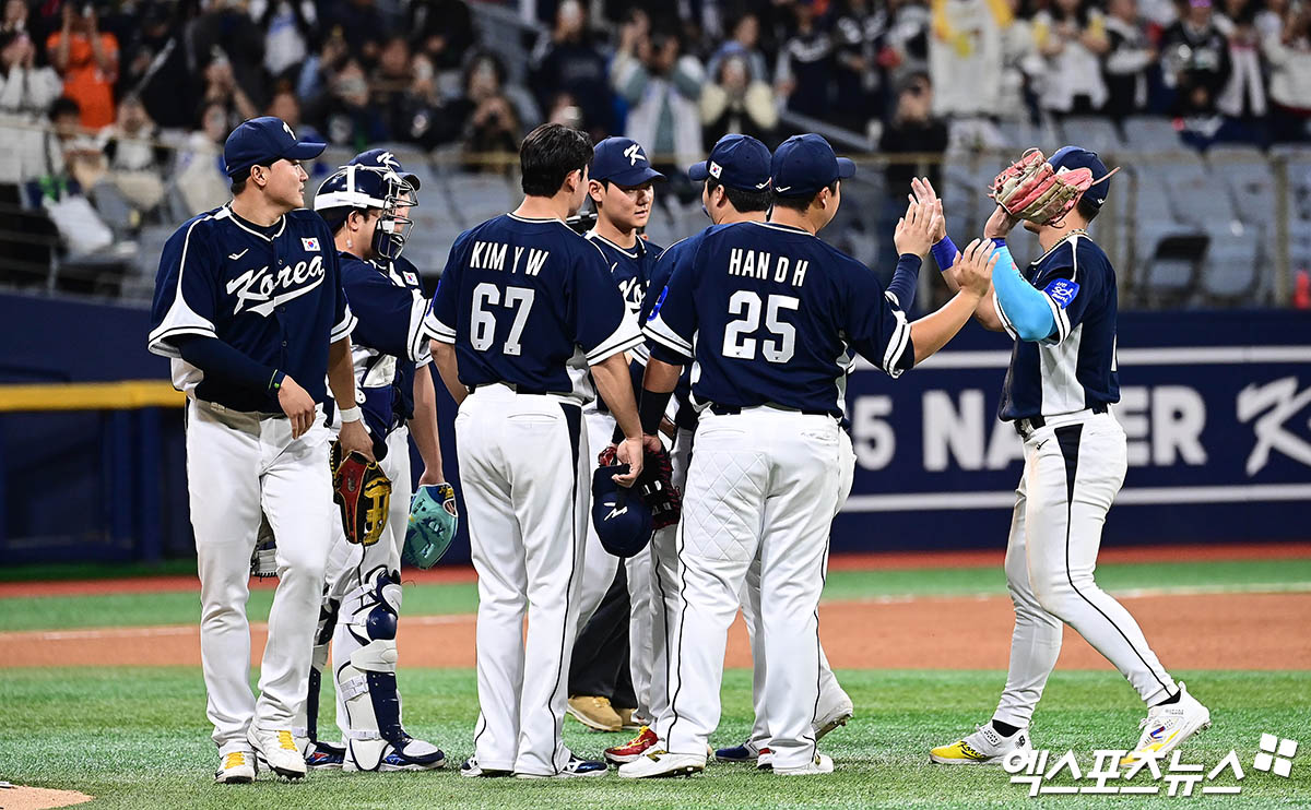 9일 오후 서울 구로구 고척스카이돔에서 열린 '2025 NAVER K-BASEBALL SERIES' 대한민국과 체코의 야구 국가대표팀 평가전 경기, 대한민국이 타선의 고른 활약에 힘입어 11:1의 스코어로 승리했다. 경기 종료 후 한국 선수들이 승리의 기쁨을 나누고 있다. 엑스포츠뉴스 DB