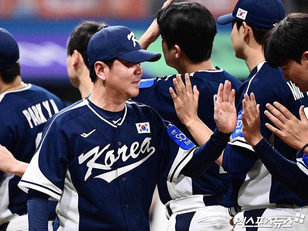 9일 오후 서울 구로구 고척스카이돔에서 열린 '2025 NAVER K-BASEBALL SERIES' 대한민국과 체코의 야구 국가대표팀 평가전 경기, 대한민국이 타선의 고른 활약에 힘입어 11:1의 스코어로 승리했다. 경기 종료 후 류지현 감독이 선수들과 하이파이브를 나누고 있다. 엑스포츠뉴스 DB