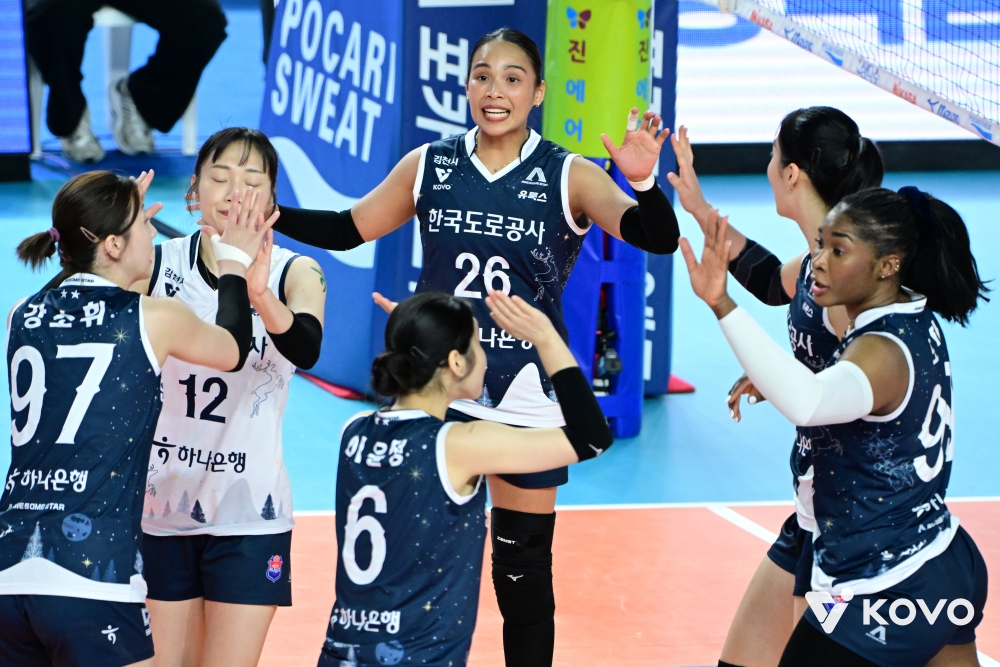 14일 오후 김천실내체육관에서 열린 '진에어 2025-2026 V-리그' 여자부 3라운드 한국도로공사와 IBK기업은행의 경기, 도로공사 선수들이 득점 후 기뻐하고 있다. KOVO