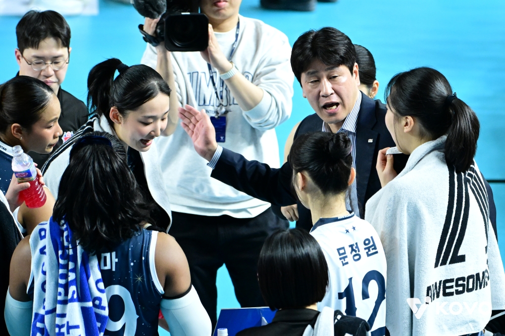 14일 오후 김천실내체육관에서 열린 '진에어 2025-2026 V-리그' 여자부 3라운드 한국도로공사와 IBK기업은행의 경기, 김종민 도로공사 감독이 선수들에게 작전을 지시하고 있다. KOVO