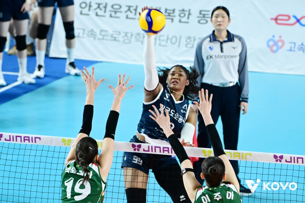 14일 오후 김천실내체육관에서 열린 '진에어 2025-2026 V-리그' 여자부 3라운드 한국도로공사와 IBK기업은행의 경기, 김종민 도로공사 감독이 선수들에게 작전을 지시하고 있다. KOVO