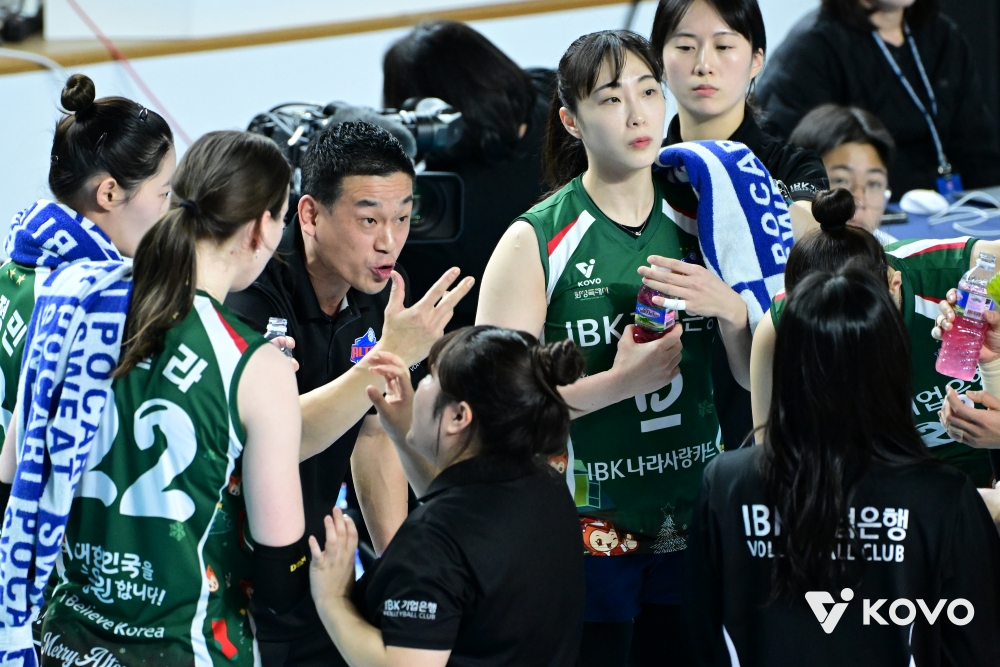 14일 오후 김천실내체육관에서 열린 '진에어 2025-2026 V-리그' 여자부 3라운드 한국도로공사와 IBK기업은행의 경기, 여오현 IBK기업은행 감독대행이 선수들에게 작전을 지시하고 있다. KOVO