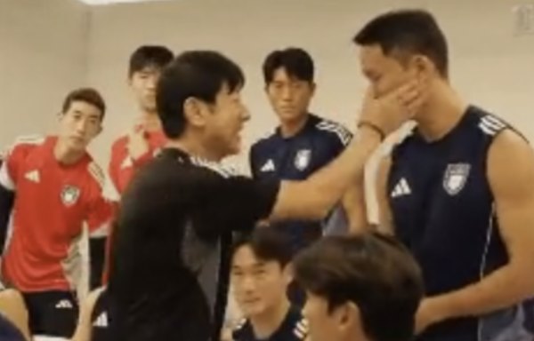 신태용이 정승현의 뺨을 때렸다고 간주되는 영상을 14일 중앙일보가 공개했다. 축구팬들은 다양한 반응을 보이는 중이다. 일부 축구 팬들은 친근함의 표시라도 가장 중요한 건 당사자인 정승현의 심정이라고 주장했다. 때리는 강도를 떠나 맞는 사람인 정승현이 불쾌감을 느꼈다면, 이는 폭행으로 봐야 한다며 정승현의 손을 들어줬다. 몇몇 팬은 외국 선수들과 감독들의 비슷한 장면을 근거로 폭행으로 보기 어렵다고 반박하기도 했다. 중앙일보 보도영상 캡처