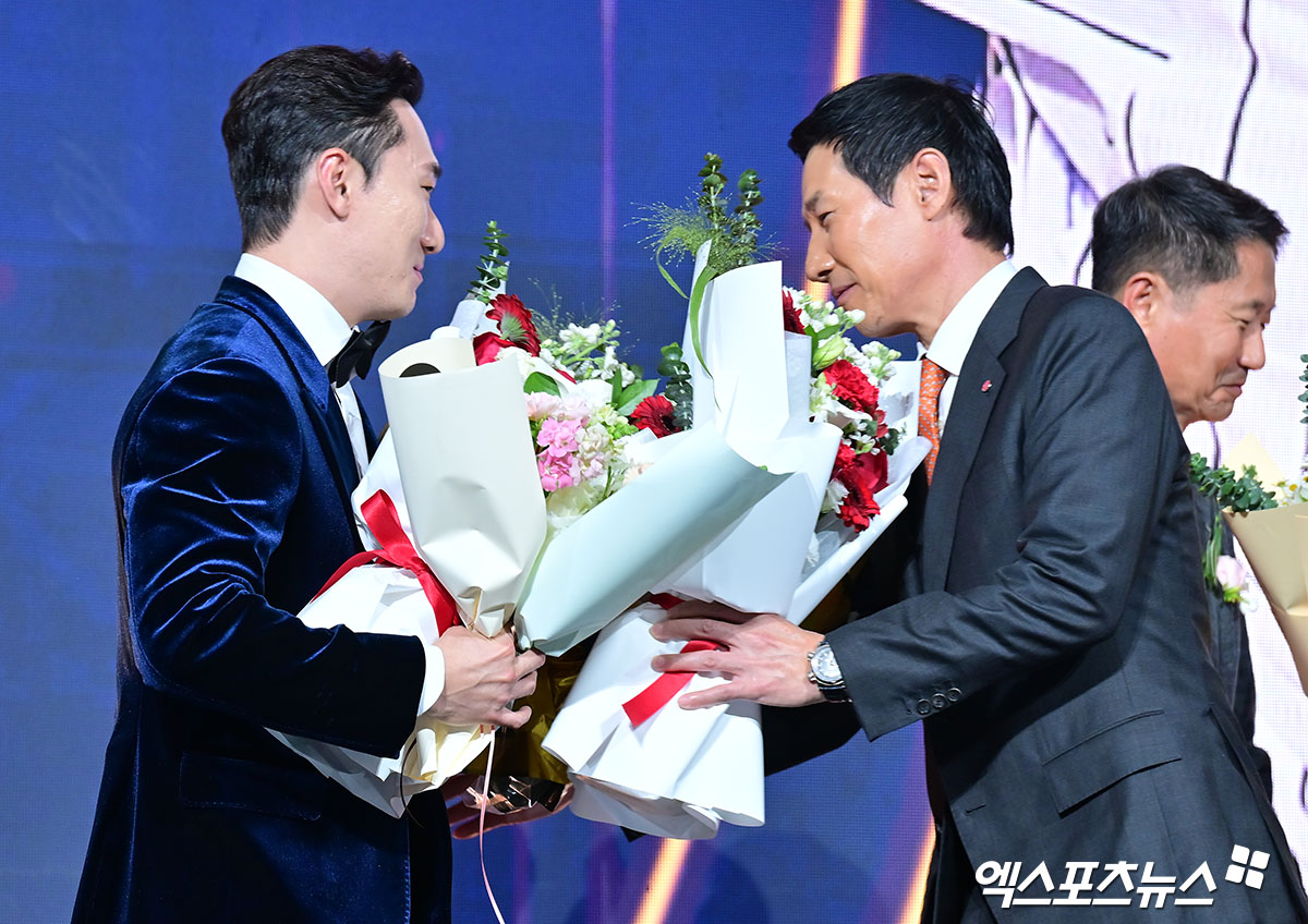 지난 9일 오후 서울 송파구 잠실 롯데호텔 월드에서 열린 2025 신한은행 SOL 뱅크 '2025 KBO 골든글러브' 시상식, LG 신민재가 2루수 부문 골든글러브를 수상했다. 2루수 부문 골든글러브를 수상한 LG 신민재가 염경엽 감독에게 축하를 받고 있다. 엑스포츠뉴스 DB