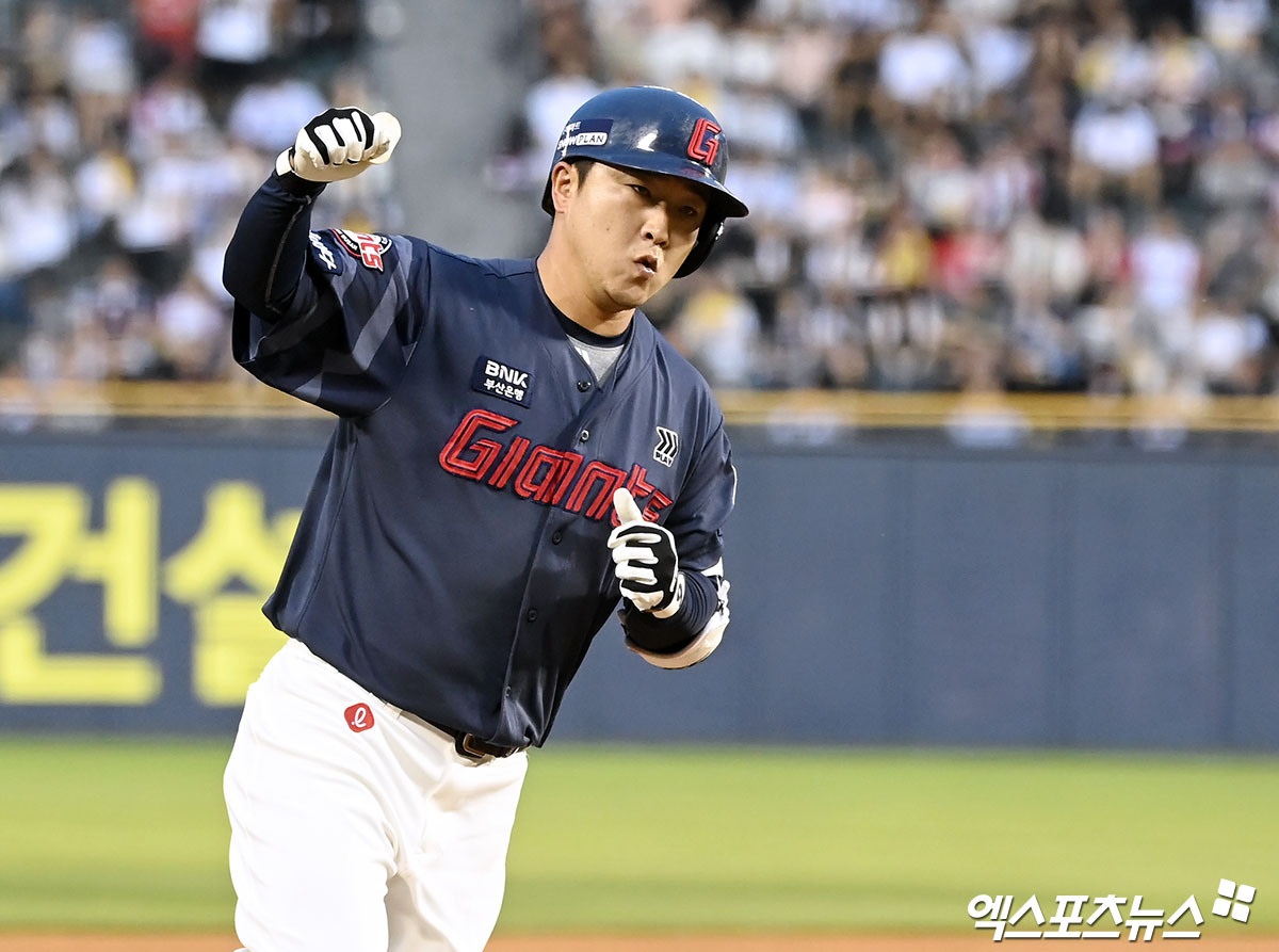 2025시즌을 끝으로 현역 은퇴를 선언한 정훈이 자신의 SNS에 자필 편지를 게시하며 롯데 자이언츠 팬들에게 마지막 인사를 남겼다. 정훈은 프로 통산 1476경기 타율 0.271(4211경기 1143안타) 80홈런 532타점 76도루 OPS 0.742의 성적을 남겼다. 엑스포츠뉴스 DB