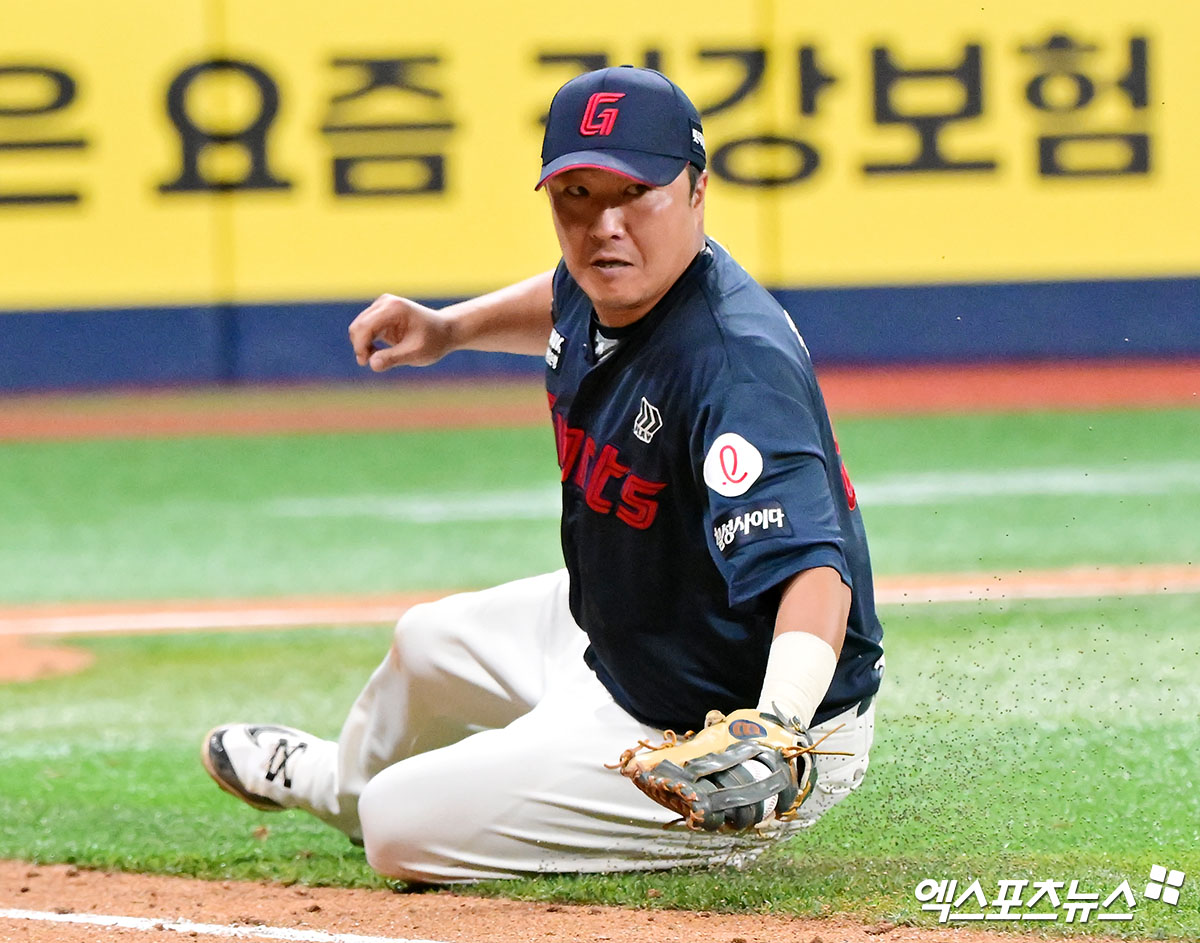 2025시즌을 끝으로 현역 은퇴를 선언한 정훈이 자신의 SNS에 자필 편지를 게시하며 롯데 자이언츠 팬들에게 마지막 인사를 남겼다. 정훈은 프로 통산 1476경기 타율 0.271(4211경기 1143안타) 80홈런 532타점 76도루 OPS 0.742의 성적을 남겼다. 엑스포츠뉴스 DB