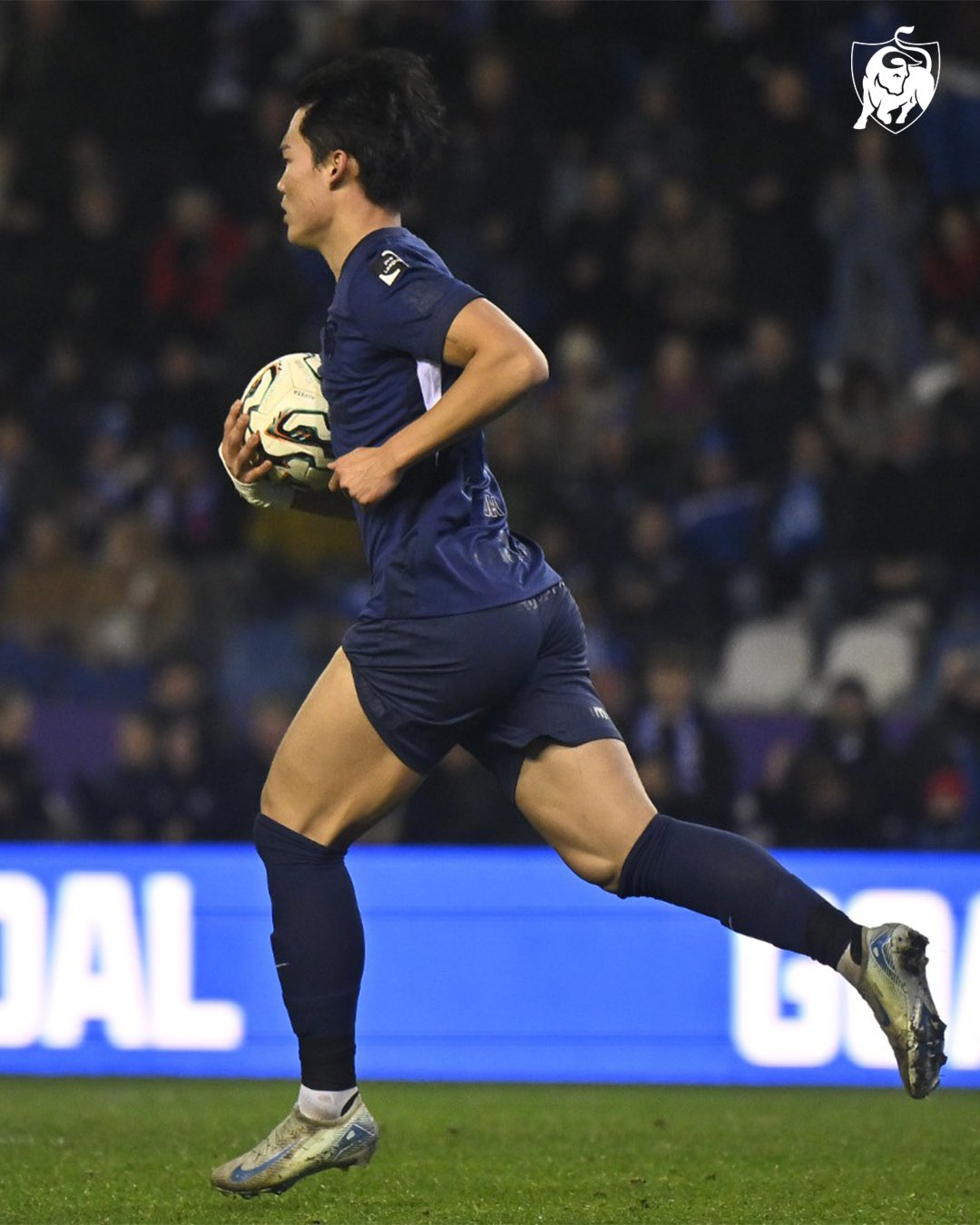 국가대표 스트라이커 오현규(KRC헹크)가 시즌 10호골로 절체절명의 위기에 빠진 팀을 구해냈다. 패색이 짙던 후반 추가시간 기적 같은 동점골을 터뜨리며 특급 해결사로 나선 오현규는 두 시즌 연속 유럽 무대 두 자릿수 득점을 달성했다. 헹크