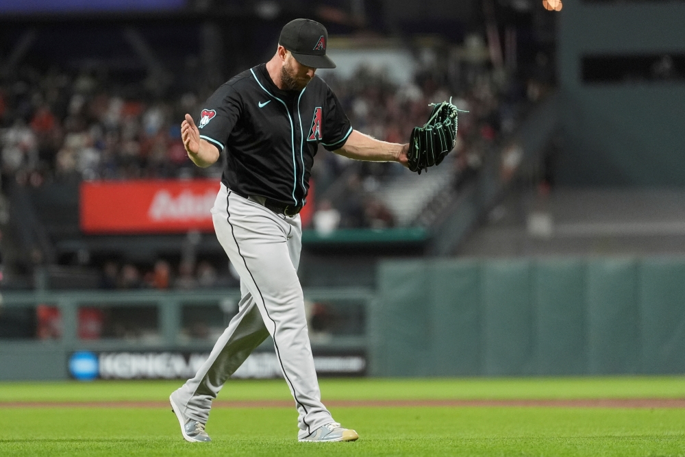 미국 메이저리그(MLB)에서 활약 중인 우완투수 메릴 켈리가 전 소속팀 애리조나 다이아몬드백스와 2년 4000만 달러 규모의 계약에 합의했다. 켈리는 올해 32경기 184이닝 12승 9패 평균자책점 3.52로 활약하며 건재함을 과시했고, FA 시장에서 자신의 가치를 인정받았다. 연합뉴스