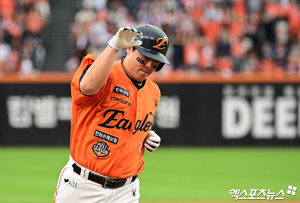 19일 오후 대전한화생명볼파크에서 열린 '2025 신한 SOL Bank KBO 포스트시즌' 삼성 라이온즈와 한화 이글스의 플레이오프 2차전 경기, 9회말 한화 선두타자 노시환이 삼성 김재윤 상대로 솔로 홈런을 때려낸 뒤 베이스를 돌고 있다. 엑스포츠뉴스 DB