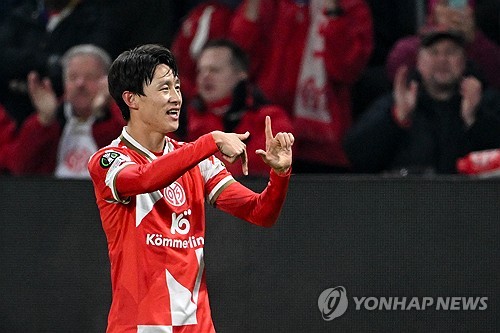 마인츠 핵심 미드필더 이재성이 환상적인 다이빙 헤더로 바이에른 뮌헨의 골망을 흔들며 팀에 귀중한 승점 1점을 안겼다. 세계적인 스트라이커 해리 케인과 영국 공영방송 BBC도 이재성의 득점 장면에 찬사를 보냈다. 연합뉴스